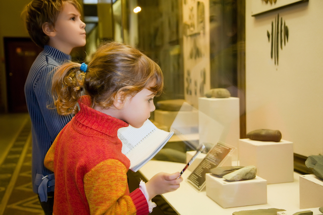 homeschool kids at museum field trip